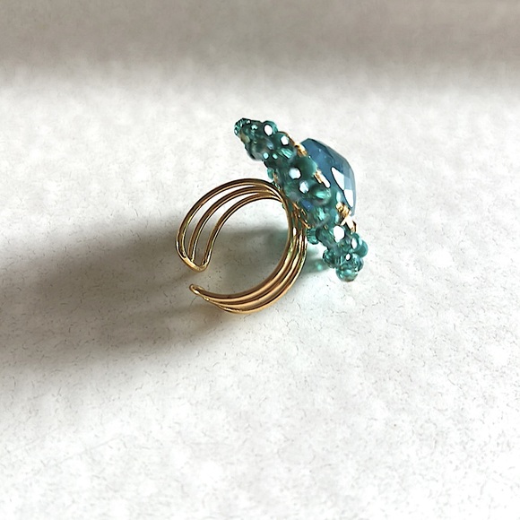 Gold Cocktail Ring w/Faceted Iridescent Teal & Aqua Crystals - NEW - Picture 3 of 5